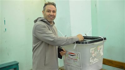 حازم إمام يدلي بصوته في الانتخابات الرئاسية ويؤكد ضرورة مشاركة الشباب (فيديو وصور) 