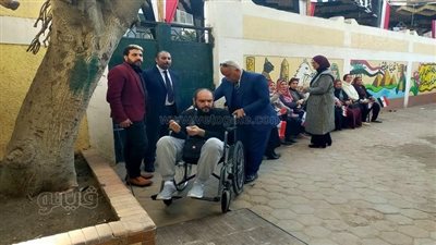 بالكراسى المتحركة، كبار السن وذوو الهمم يدلون بأصواتهم في الشرقية (فيديو)