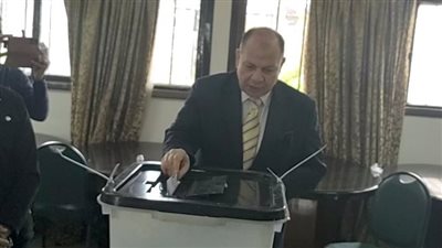 محافظ أسيوط يدلي بصوته في لجنة المغتربين (فيديو)