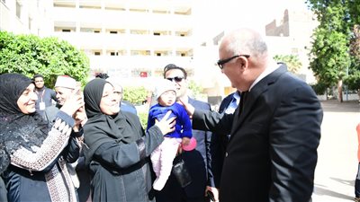 محافظ قنا: أهالي المحافظة لبوا النداء الوطني بالاحتشاد أمام لجان الانتخابات (صور)