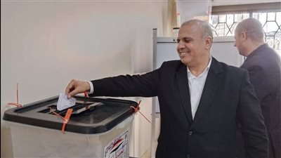 وكيل تعليم دمياط يدلى بصوته فى الانتخابات الرئاسية (صور)