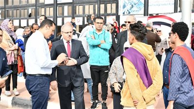 رئيس جامعة قناة السويس يتابع مشاركة الطلاب في الانتخابات الرئاسية (صور) 