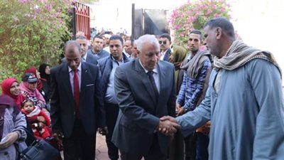 محافظ الوادي الجديد يتفقد لجان الانتخابات بقرى الخارجة (صور)