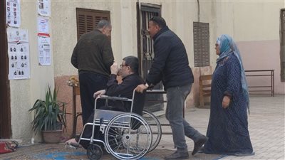 مواطن من ذوي الهمم يشارك في انتخابات الرئاسة من على كرسي متحرك بالعباسية (صور)