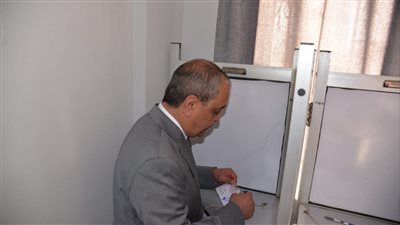 محافظ الإسماعيلية يدلي بصوته في الانتخابات الرئاسية 2024 بلجنة الوافدين (صور) 