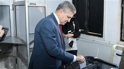 رئيس هيئة قناة السويس يدلى بصوته في الانتخابات الرئاسية