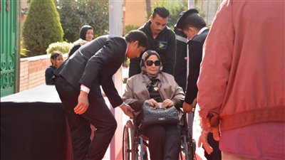 7 صور ترصد مساعدة كبار السن للإدلاء بأصواتهم في الدقي والعجوزة