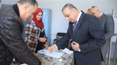محافظ سوهاج يدلي بصوته في الانتخابات الرئاسية (صور)