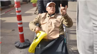 حب الوطن أقوى من المرض.. سيارة إسعاف تنقل شخصا في حالة حرجة للجنة بالأقصر.. ومواطن يشارك في انتخابات الرئاسة 2024 بأسيوط محمولا على الأيدي