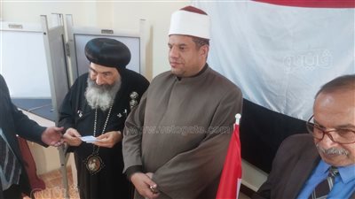 ايد واحدة، مدير وعظ بورسعيد يرافق المطران أثناء التصويت في الانتخابات الرئاسية (فيديو)