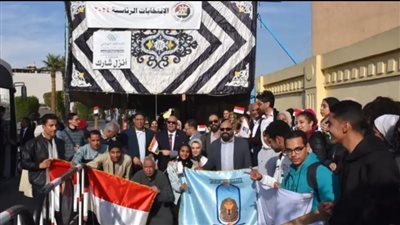  رئيس جامعة الأقصر يشارك الطلاب في مسيرة بالانتخابات الرئاسية
