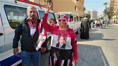 مسنة في الأقصر تشارك بالانتخابات الرئاسية مرتدية فستانا بألوان علم مصر ( صور)