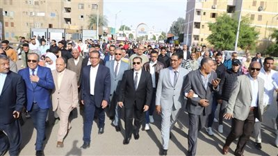 انطلاق مسيرة طلاب جامعة جنوب الوادي من كلية الآداب إلى المقار الانتخابية (صور)