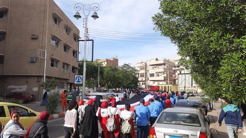 مسيرة بأطول علم في