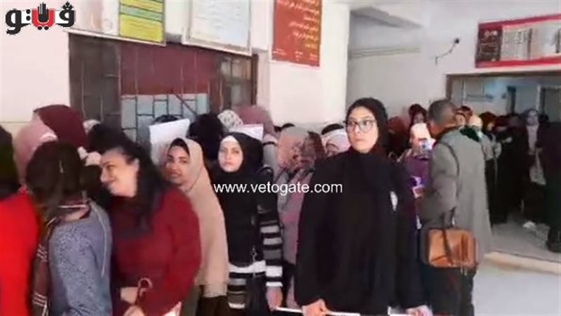 حشود الطلاب والطالبات
