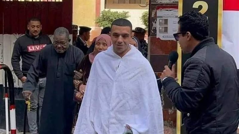ناخب يدلي بصوته الانتخابي