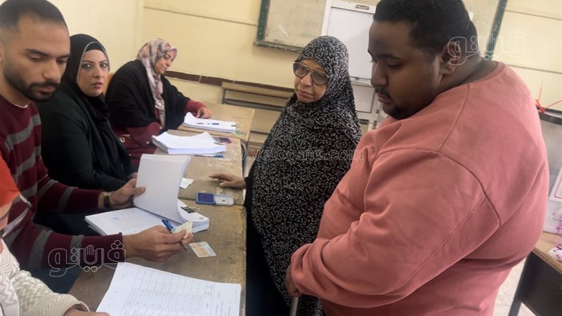 سيدة تحرص علي الإدلاء