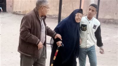 إقبال كثيف من كبار السن والناخبين على صناديق الاقتراع بالخصوص (صور)