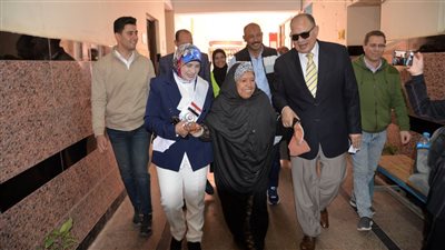 محافظ أسيوط يصطحب سيدة مسنة إلى داخل اللجنة للإدلاء بصوتها بالانتخابات الرئاسية