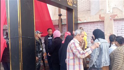 كبار السن والسيدات يتصدرون المشهد الانتخابي في اليوم الأول بشبرا الخيمة (صور)