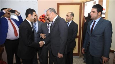 محافظ سوهاج: انتظام سير العملية الانتخابية بجميع اللجان دون معوقات حتى الآن