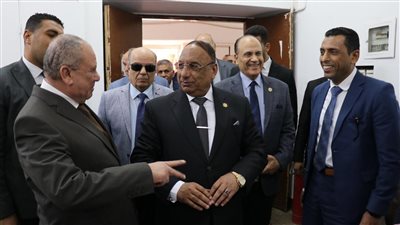 رئيس قضايا الدولة يدلي بصوته ويؤكد أهمية مشاركة الشعب في الانتخابات الرئاسية (صور)