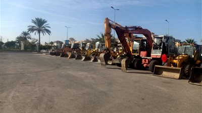 اصطفاف جميع معدات وسيارات الكسح بدمياط الجديدة استعدادا لنوات موسم الشتاء