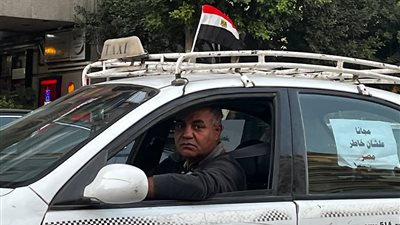 عشان خاطر مصر، سائق تاكسي ينقل الناخبين مجانا للجان الانتخابات الرئاسية (صور)