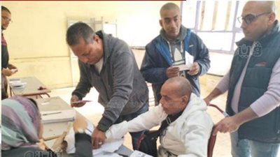 أمن القاهرة يستجيب لالتماس مواطن من ذوي الهمم وينقله لمقر لجنته الانتخابية 