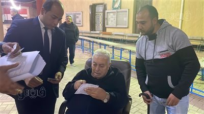مسن يبكي تأثرًا بموقف إنساني من رئيس لجنة بانتخابات الرئاسة (فيديو وصور) 