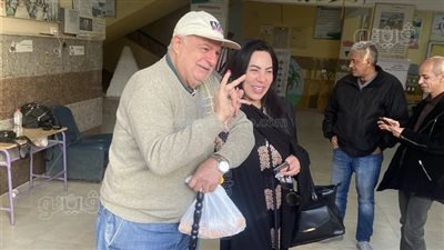 زينة منصور تلتقط صورا مع المواطنين أثناء التصويت في انتخابات الرئاسة 2024