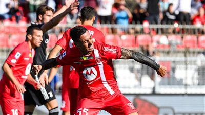 مونزا يخطف فوزا من جنوى في الدوري الإيطالي