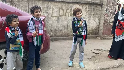 بالكوفية والعلم الفلسطيني، أم تصطحب أولادها للانتخابات الرئاسية بمدرسة الجمهورية بالمعادي (صور)