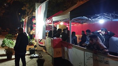 استمرار توافد المواطنين على اللجان الانتخابية بالمهندسين قبل إغلاق باب التصويت (صور) 