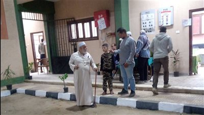 أصحاب العكاز يخطفون الأضواء في اليوم الأول للانتخابات بشبرا الخيمة (صور)