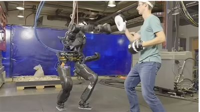 يشبه محمد علي كلاي، ملاكم آلي يهدد البشر