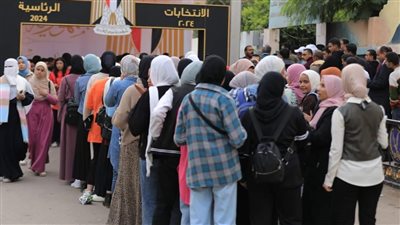 اصطفاف المواطنين أمام اللجان الانتخابية بأكتوبر والشيخ زايد استعدادا لفتح صناديق الاقتراع