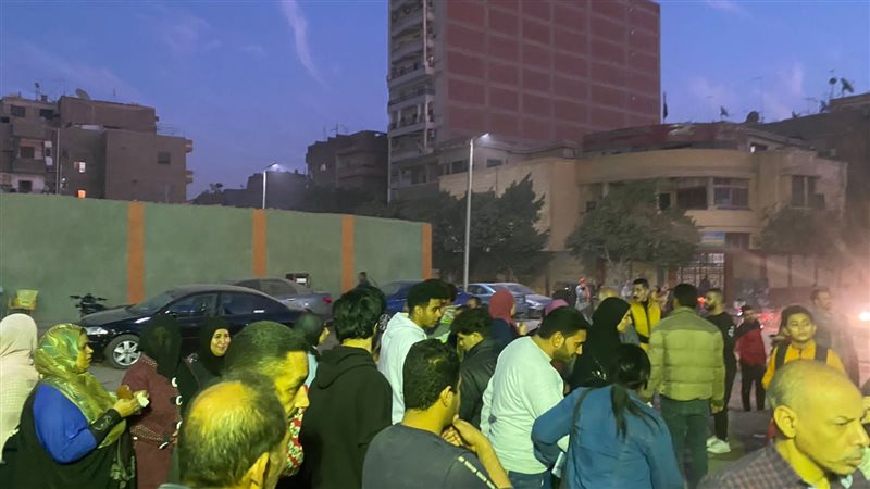 زحام من المواطنين