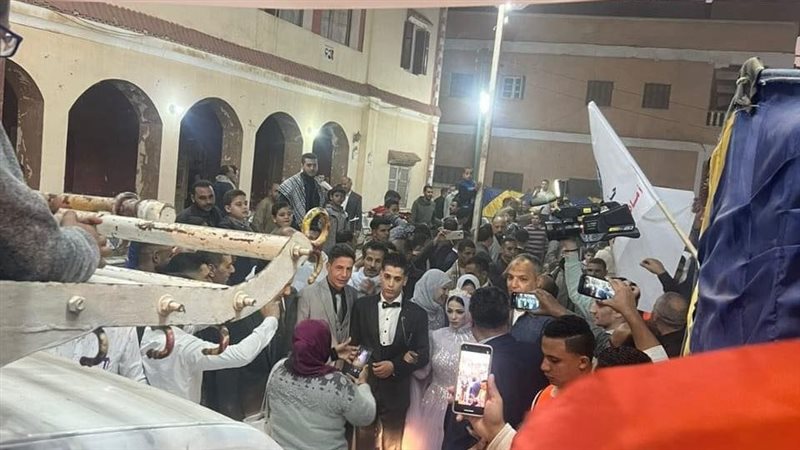 عريس وعروسة يدليان
