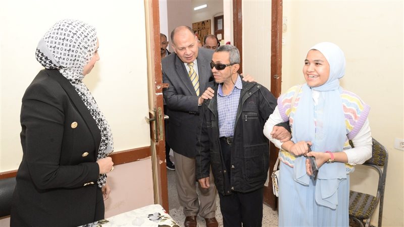 محافظ أسيوط يصطحب
