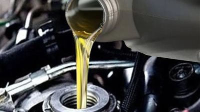 ضبط 2 طن زيوت سيارات مجهولة المصدر داخل مصنع بالقاهرة