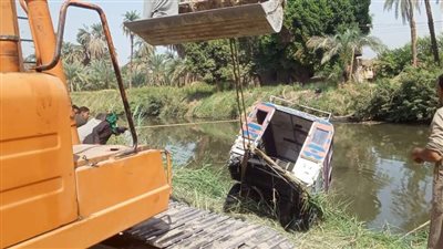 انقلاب سيارة بترعة الرمادي في الأقصر |صور