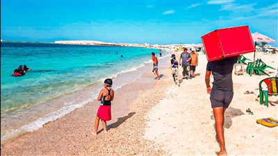 أجواء خريفية وإقبال ضعيف على شواطئ مطروح بعد انتهاء الصيف | فيديو