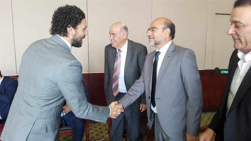 توافد نجوم الكرة