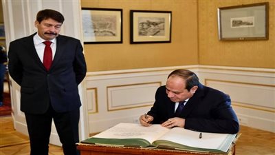  السيسي يكتب كلمة في سجل الشرف بقصر الرئاسة بالعاصمة بودابست