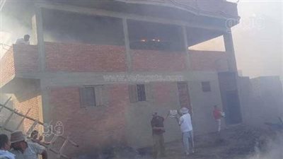  الدفع بـ14 سيارة إطفاء وخزانات مياه.. حريق يلتهم 6 منازل بعزبة جليل ا بالهجارسة في الشرقية|صور