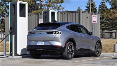 فورد تتحقق من صلاحية مقابس الشحن لسياراتها الكهربائية