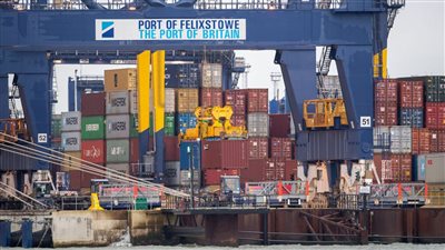 أزمة في توريدات الغذاء بسبب تراكم الحاويات بموانئ بريطانيا