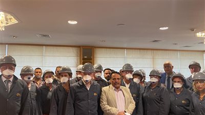 الوفد العمالي البيلاروسي ينهي زيارته بجولة في شركة الصلب