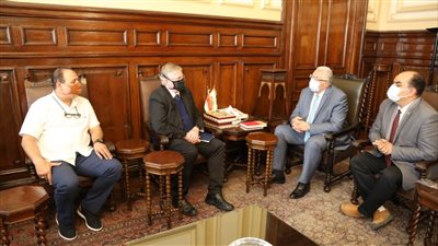 وزير الزراعة يبحث مع ممثل جامعة فلوريدا الأمريكية إنشاء مركز عالمي لإنتاج أجود أصناف شتلات الفراولة